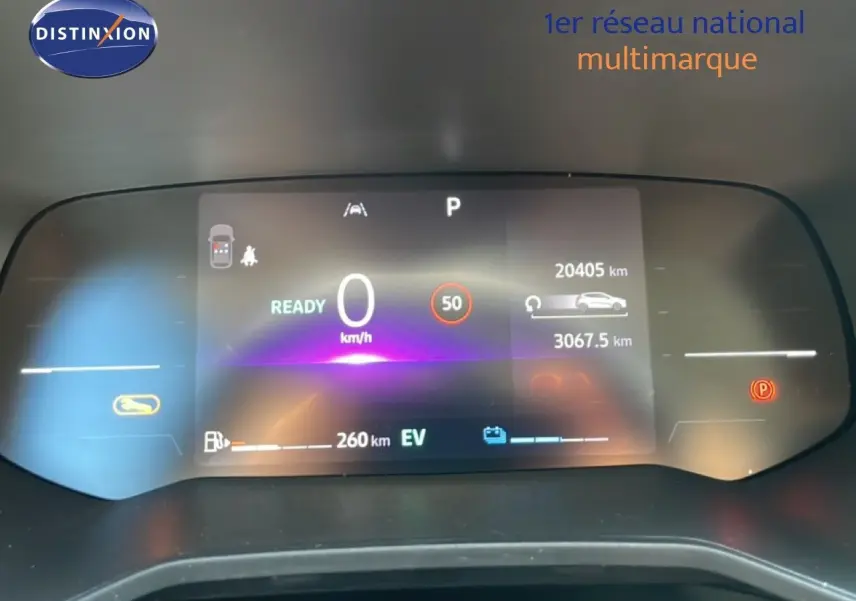 Tableau de bord numérique de Renault Clio hybride 2025 affichant vitesse à 0 km/h et autonomie électrique de 260 km.