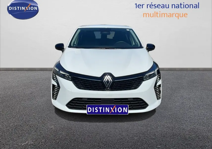 Vue avant d'une Renault Clio blanche Glacier 2025 avec calandre noire et feux LED fins.