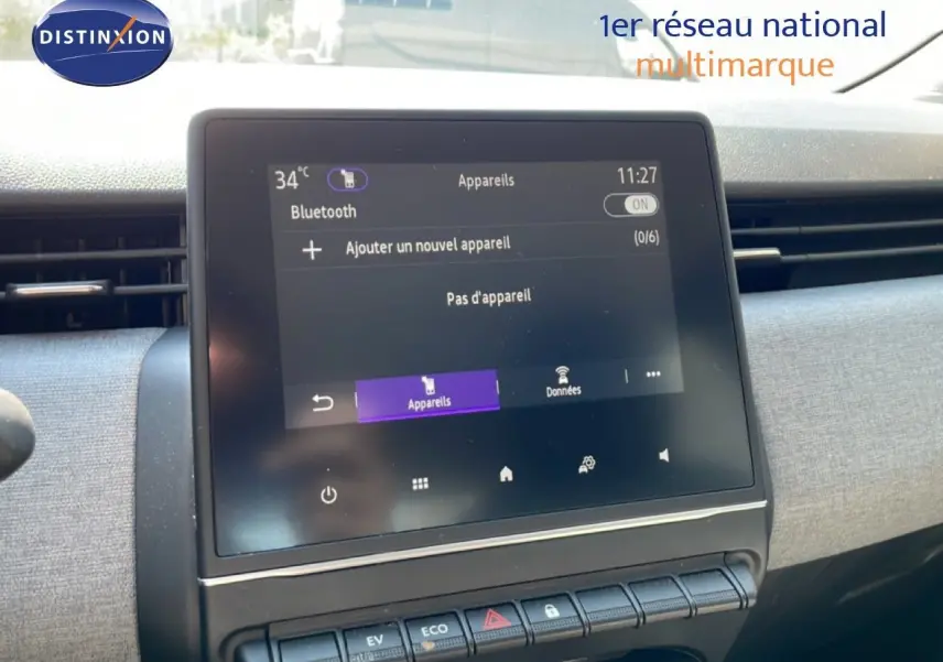 Écran tactile central de la Renault Clio hybride 2025, affichant le menu Bluetooth avec commandes sous l'écran.