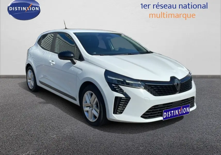 Vue 3/4 avant d'une Renault Clio blanche glacier, avec calandre noire et phares LED distinctifs.