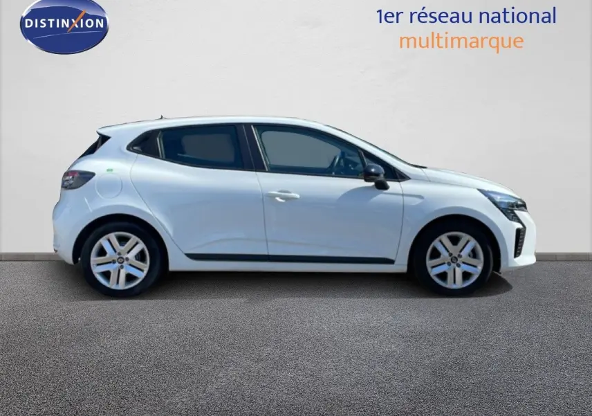 Profil droit d'une Renault Clio 2025 blanche Glacier, compacte et moderne, sur fond neutre avec logo Distinxion.