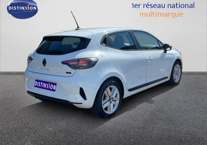 Vue 3/4 arrière droite d'une Renault Clio blanche Glacier 2025 hybride avec feux arrière LED et jantes alliage.