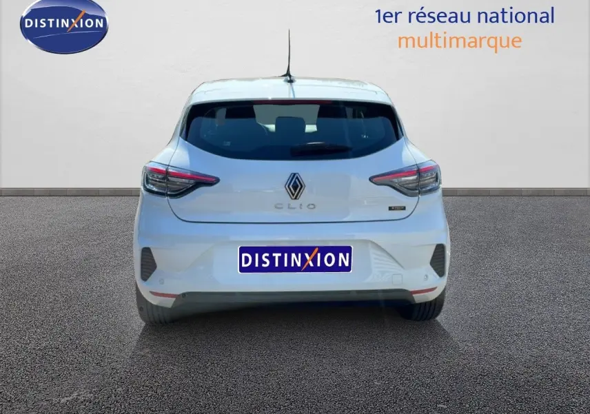Vue arrière d'une Renault Clio blanche Glacier 2025, mettant en valeur ses feux LED et son design compact.