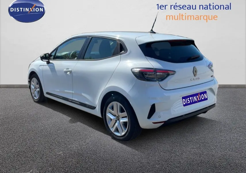 Renault Clio blanche Glacier vue 3/4 arrière droit, avec feux arrière LED et jantes alliage visibles.