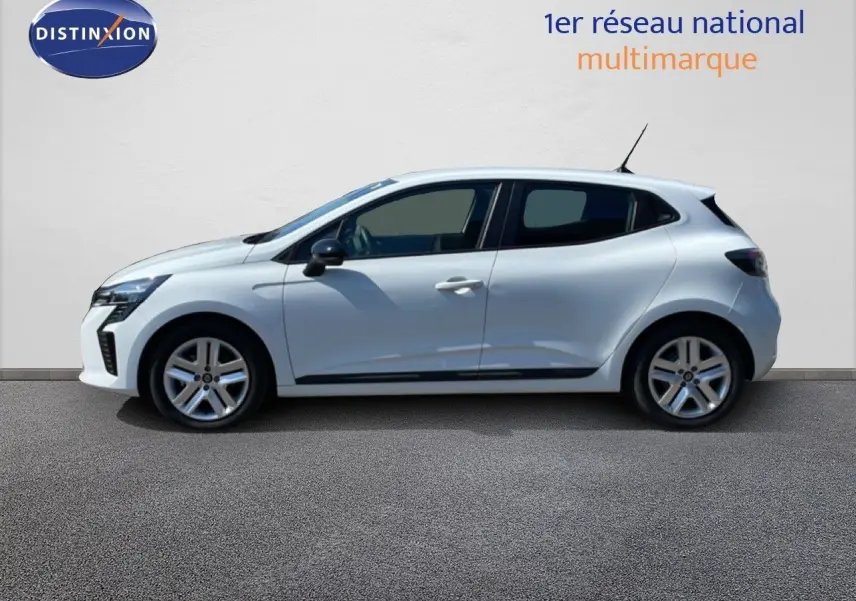Profil droit d'une Renault Clio blanche Glacier 2025 hybride, avec jantes alliage et vitres teintées, sur fond neutre.