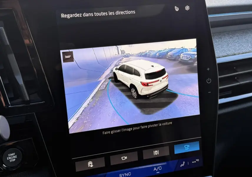 Écran tactile intérieur montrant la vue 360° d'un Renault Espace noir étoilé en marche arrière sur un parking.