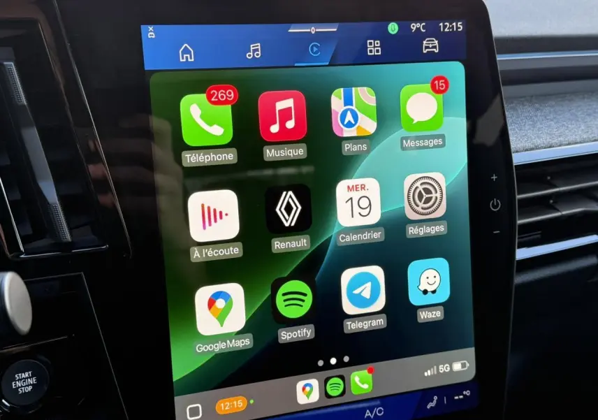 Écran tactile central du tableau de bord du Renault Espace VI affichant Apple CarPlay et applications connectées.