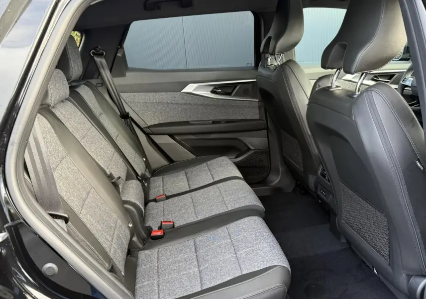 Vue intérieure côté gauche des sièges arrière gris tissu et cuir du Renault Espace VI noir étoilé 2025.