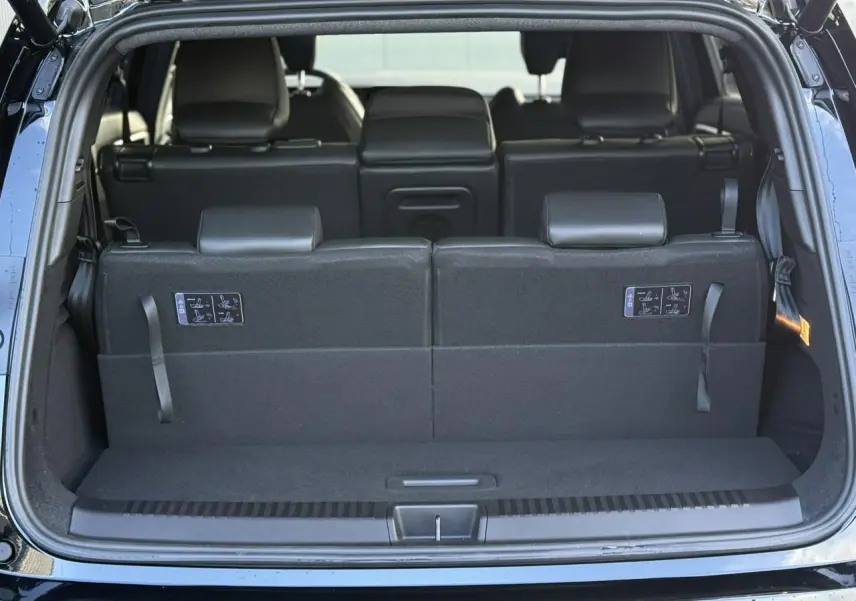 Coffre ouvert du Renault Espace noir étoilé, vue arrière montrant la banquette arrière en position haute.