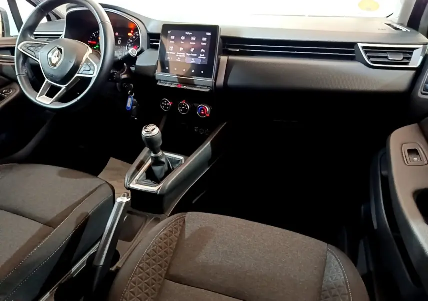 Intérieur de la Renault Clio Business Blue dCi 85 2020, vue côté conducteur, tableau de bord noir avec écran tactile central.