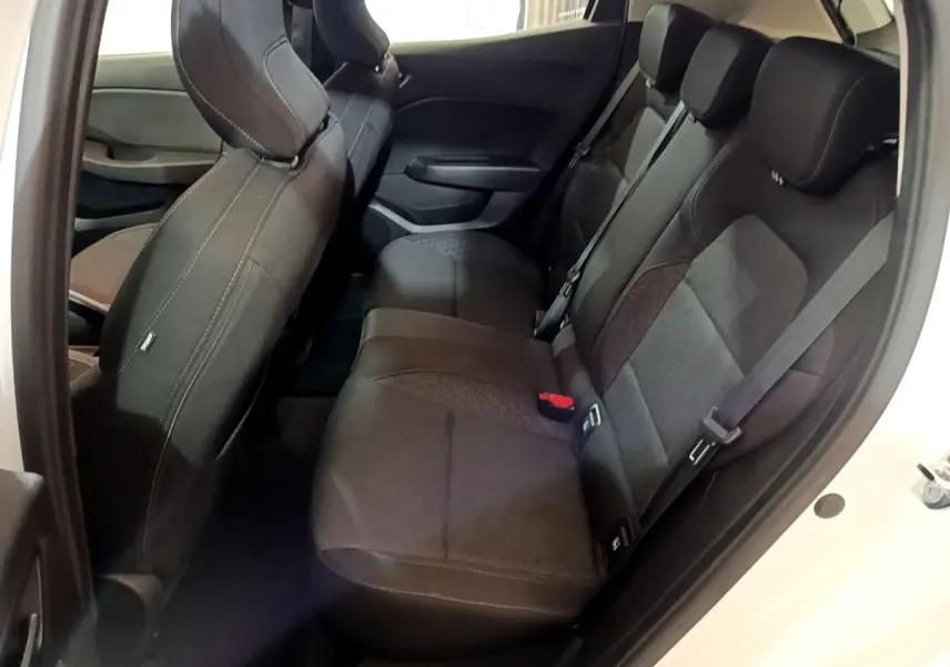 Vue intérieure côté droit des sièges arrière noirs de la Renault Clio Business Blue dCi 85 blanche de 2020.