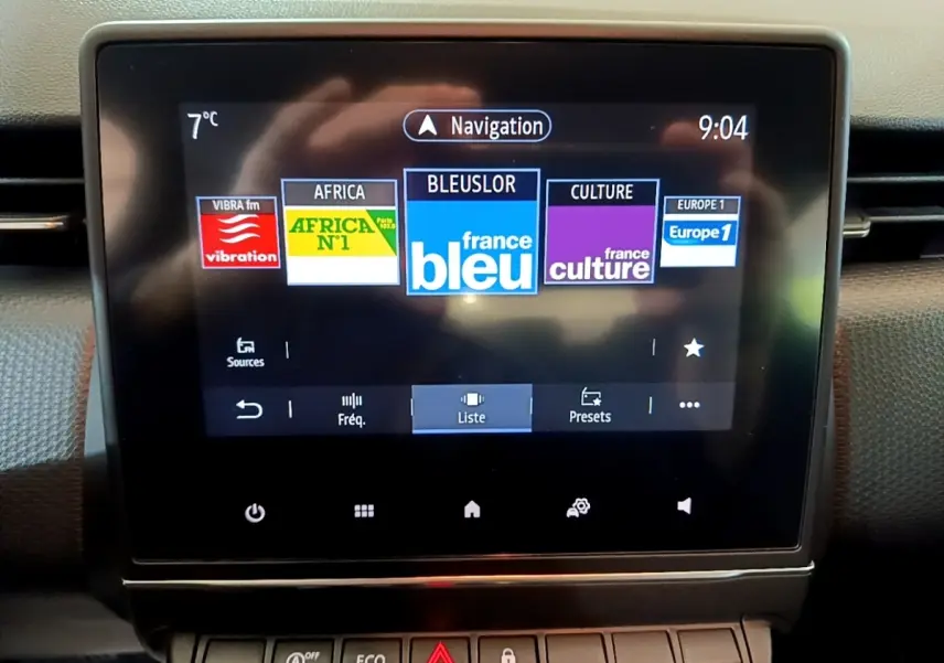 Écran tactile central affichant les radios et la navigation dans l'habitacle d'une Renault Clio Business Blue dCi 85 2020.
