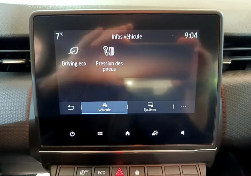 Écran tactile central affichant les infos véhicule dans l'habitacle de la Renault Clio Business Blue dCi 85.