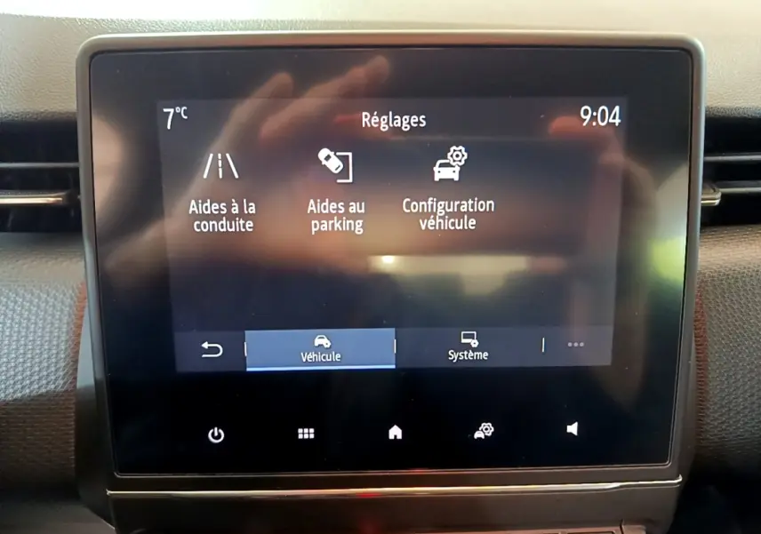 Écran tactile central de la Renault Clio Business Blue dCi 85 2020 affichant les réglages d’aides à la conduite et parking.