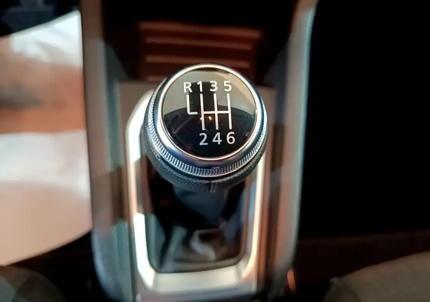 Gros plan sur le levier de vitesse manuel noir et chrome de la Renault Clio Business Blue dCi 85 de 2020.