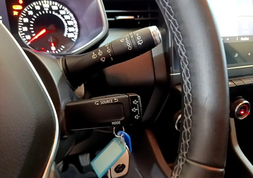 Gros plan sur le volant noir et le tableau de bord éclairé de la Renault Clio Business Blue dCi 85 de 2020.