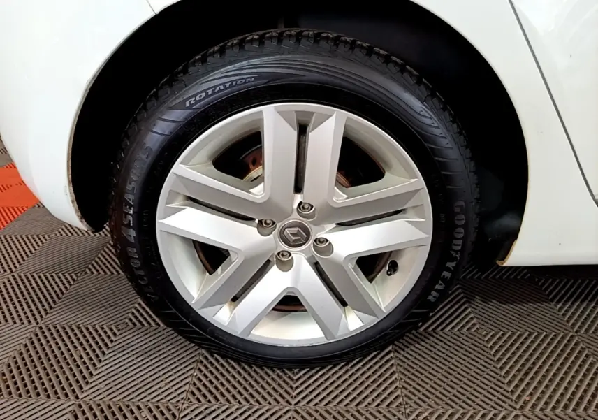 Gros plan sur la roue arrière droite blanche d'une Renault Clio Business Blue dCi 85 avec jante alliage et pneu Goodyear.