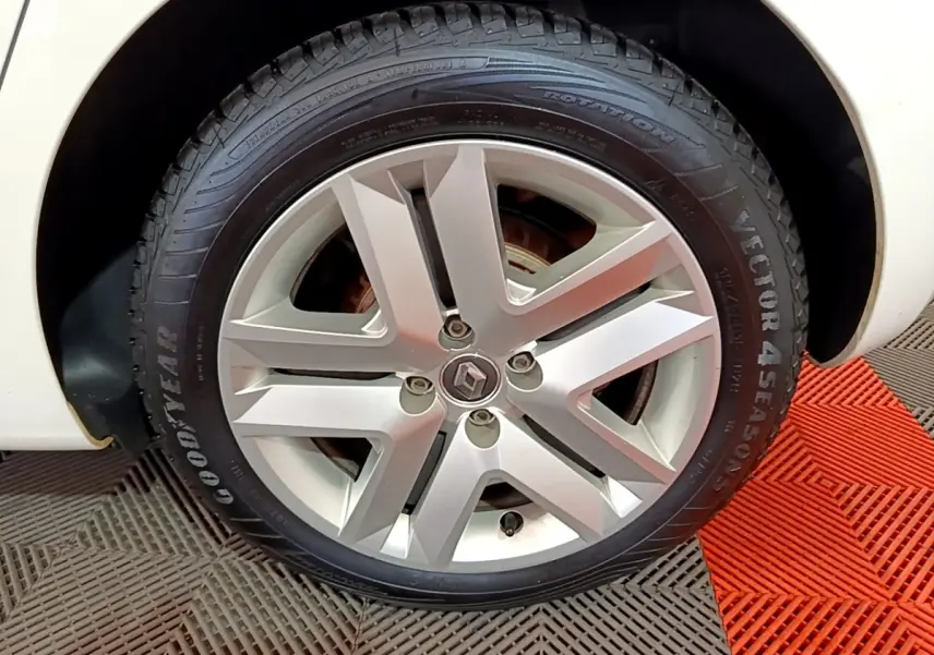 Gros plan sur la roue arrière droite blanche d'une Renault Clio Business Blue dCi 85 de 2020, avec pneu Goodyear visible.