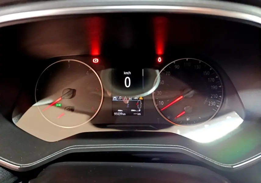 Tableau de bord de Renault Clio Business Blue dCi 85 2020 montrant le compteur digital et les voyants allumés.