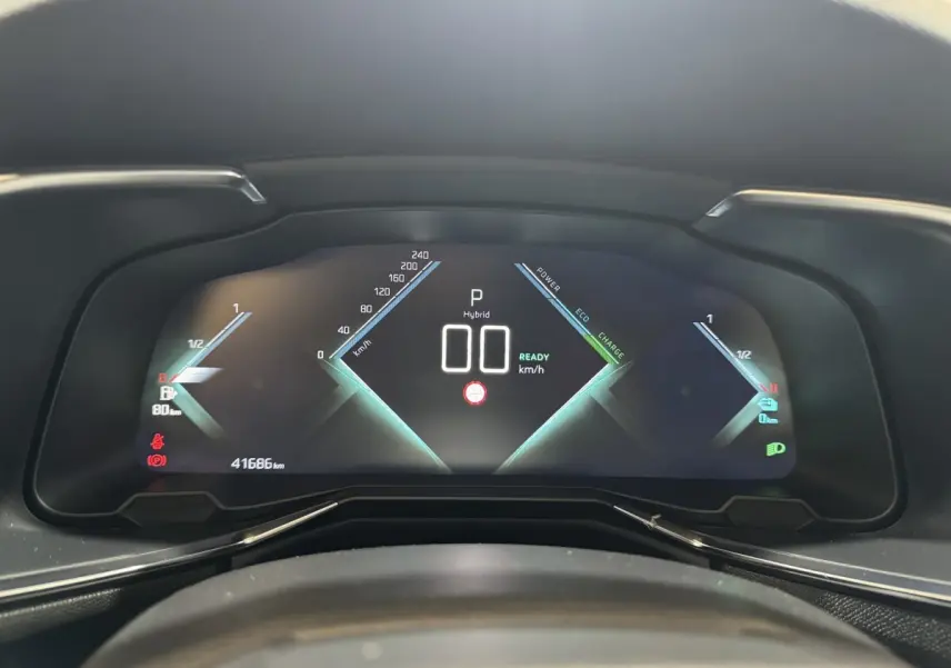 Tableau de bord numérique du DS7 Crossback E-TENSE 225 Bastille+, affichage vitesse et indicateurs hybrides.