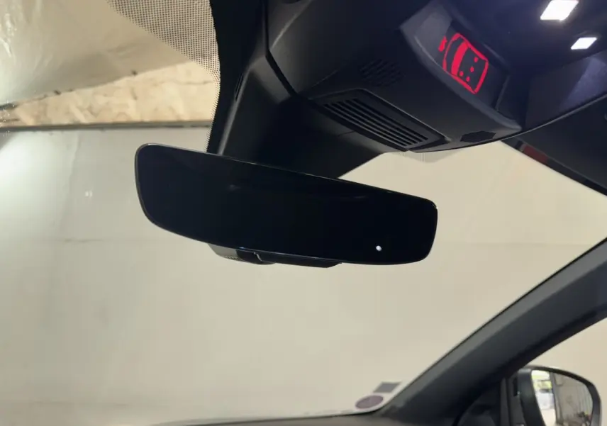 Rétroviseur intérieur noir du DS7 Crossback E-TENSE 225 Bastille+ vu de l’habitacle côté conducteur.