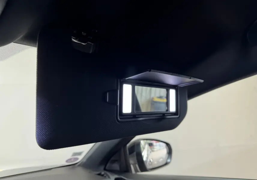 Miroir de courtoisie éclairé sur pare-soleil côté conducteur dans l’habitacle du DS7 Crossback gris foncé.