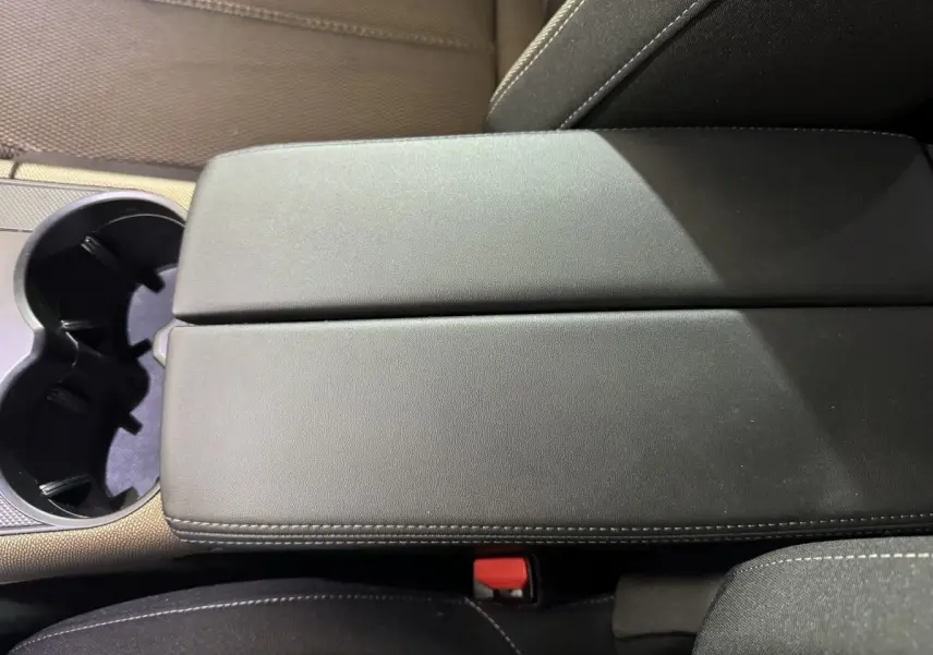 Vue rapprochée de l'accoudoir central en cuir noir avec surpiqûres blanches du DS7 Crossback E-TENSE 2021.