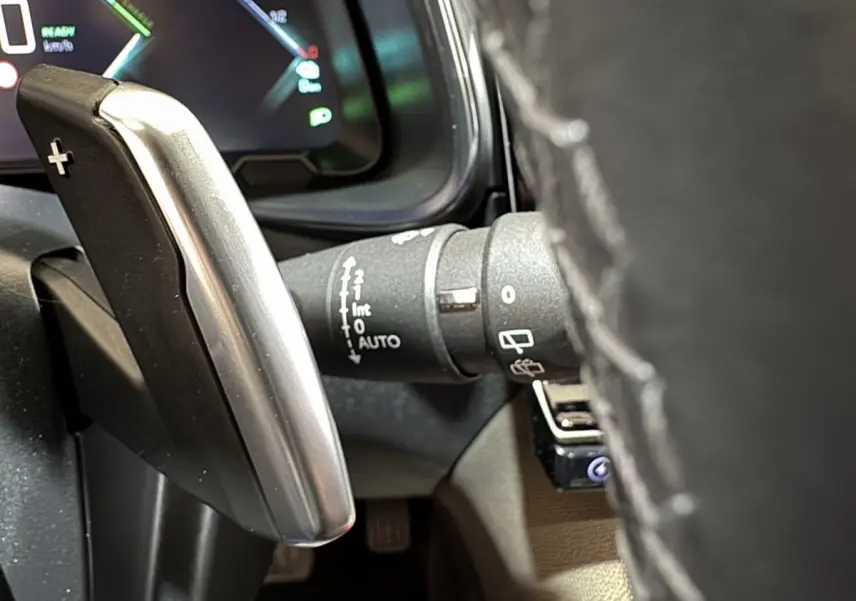 Gros plan sur la palette de changement de vitesse argentée et la commande d’essuie-glace du DS7 Crossback E-TENSE 225 Bastille+ 2021.