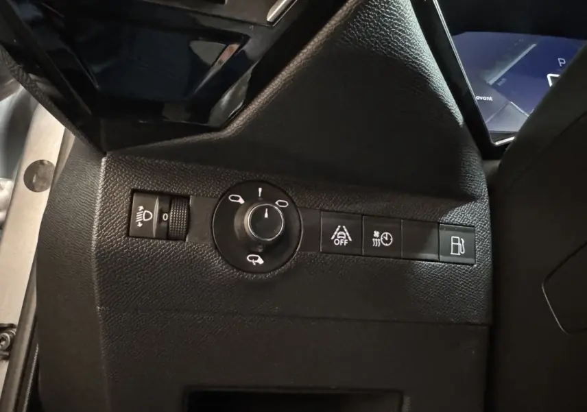 Vue rapprochée du panneau de commandes noir côté gauche du tableau de bord du DS7 Crossback gris foncé 2021.