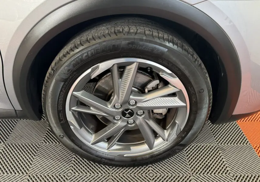 Gros plan sur la roue avant droite gris foncé du DS7 Crossback E-TENSE 225 Bastille+ avec jante alliage distinctive.