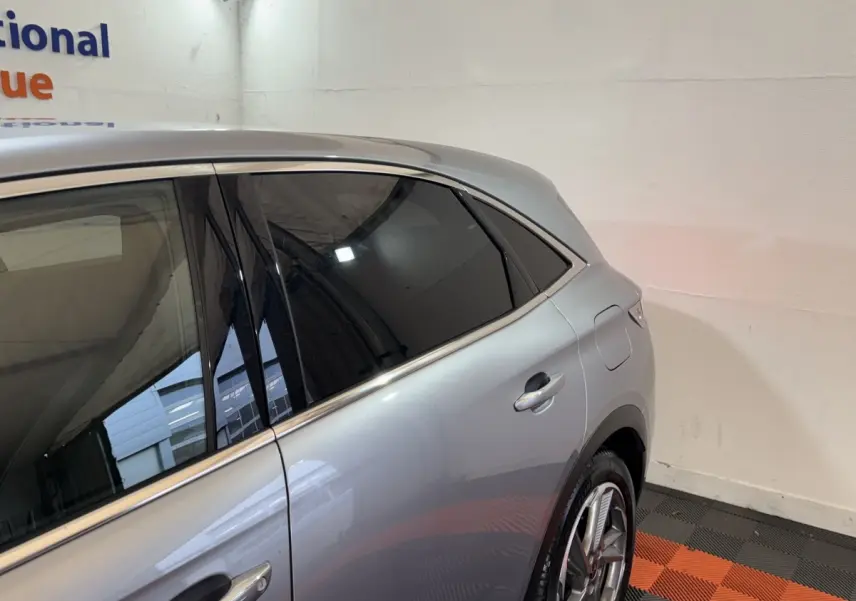 Vue côté droit arrière du DS7 Crossback E-TENSE 225 Bastille+ gris foncé avec vitres teintées et jantes alliage.