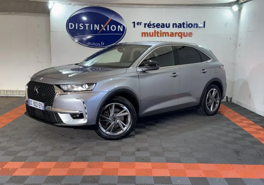 DS7 Crossback E-TENSE gris foncé vu en 3/4 avant droit, avec calandre distinctive et jantes alliage modernes.