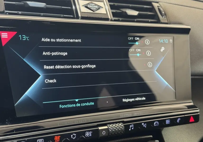 Écran tactile central en gros plan dans l’habitacle du DS7 Crossback gris foncé, affichant les réglages d’aide à la conduite.