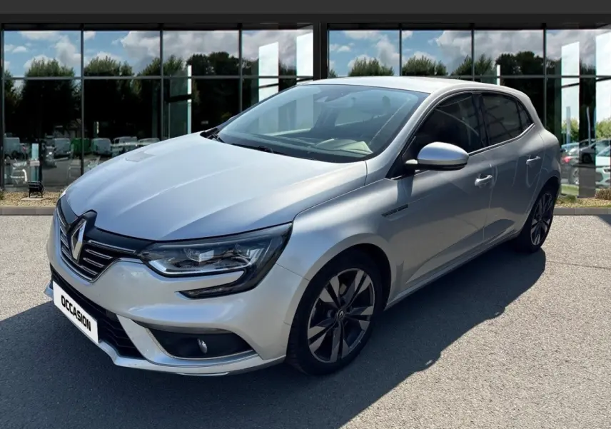 Renault Mégane Intens bleu clair vue 3/4 avant droit, avec jantes alliage et feux LED allumés.