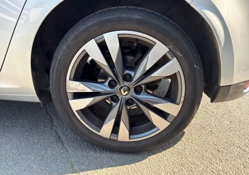 Gros plan sur la roue avant droite argentée avec jante alliage au design moderne d'une Renault Mégane 2020.