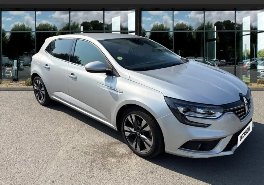Renault Mégane Intens 2020 gris clair vue 3/4 avant, avec feux LED et jantes alliage noires.