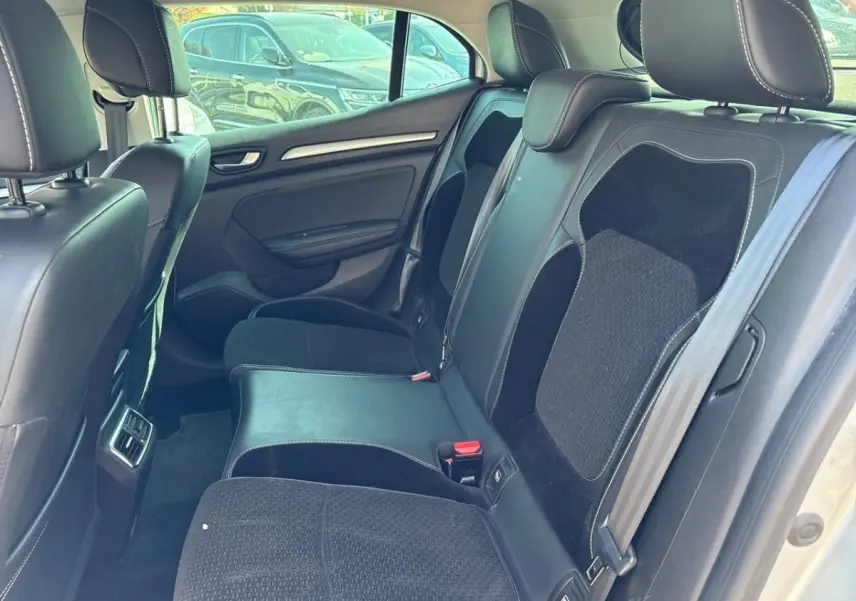 Vue intérieure côté droit des sièges arrière noirs en cuir et tissu de la Renault Mégane Intens 2020.