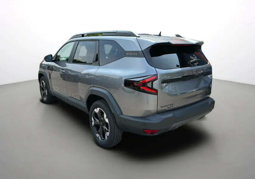 Vue 3/4 arrière droit du Dacia Bigster Hybrid 155 Extreme Plus gris schiste avec jantes alu 18 pouces et hayon électrique.