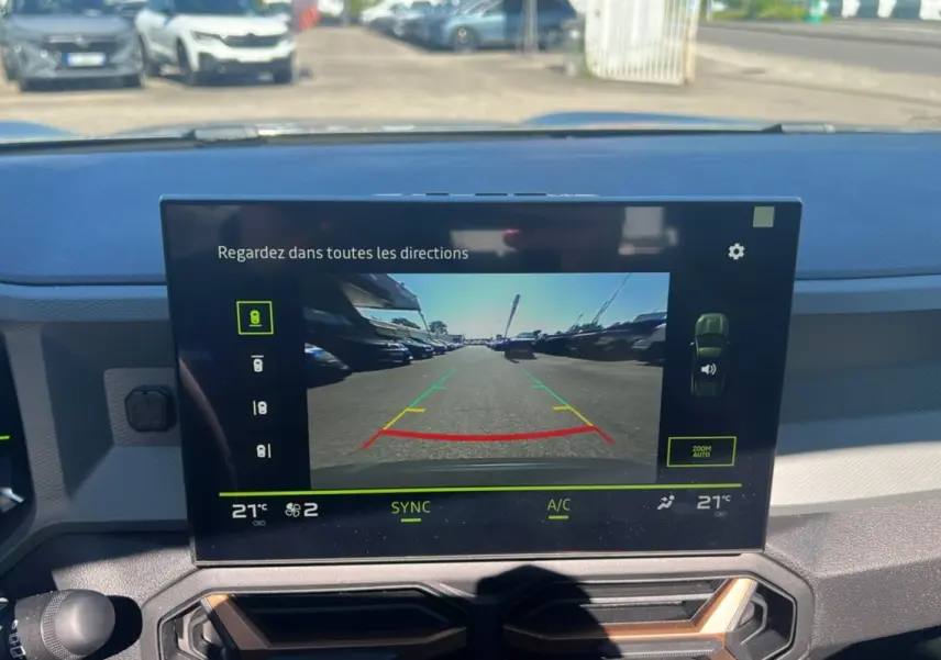 Écran central affichant la caméra multiview du Dacia Bigster Hybrid 155, tableau de bord gris schiste visible.