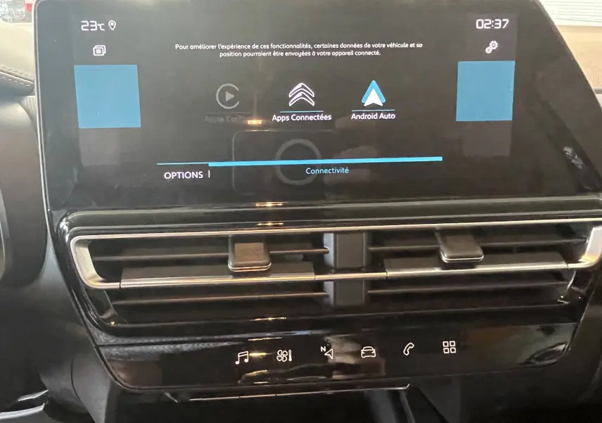 Écran tactile central du tableau de bord du Citroën C5 Aircross hybride 2025, affichant les options de connectivité.