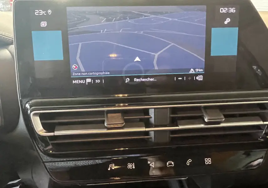 Vue rapprochée de l’écran tactile central du Citroën C5 Aircross hybride 2025, affichant la navigation et les commandes climatisation.