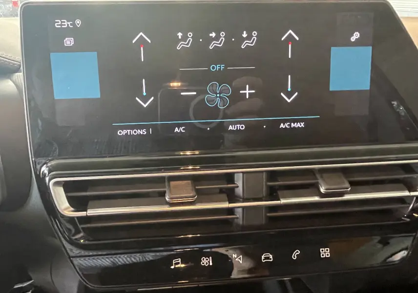 Écran tactile de climatisation du Citroën C5 Aircross hybride 2025, affichant les réglages de ventilation et température.