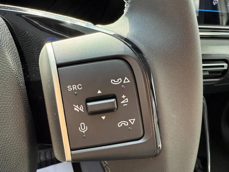 Gros plan sur les commandes audio au volant de la Citroën C3 1.2 Turbo 2025 en gris Mercury, avec boutons multifonctions.