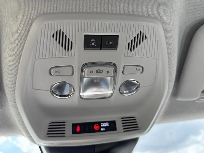 Plafonnier intérieur de la Citroën C3 2025 gris Mercury avec boutons SOS et éclairage, vue en gros plan vers le toit.