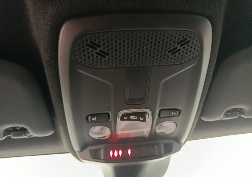 Gros plan sur le plafonnier intérieur noir de l’Opel Corsa 1.2 Turbo 2023 avec commandes d’éclairage et alertes rouges.
