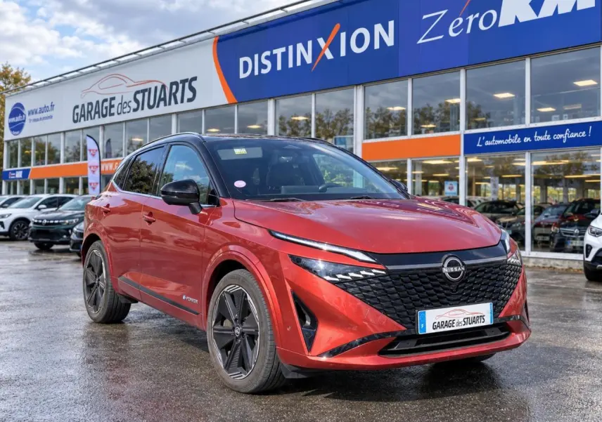 Nissan Qashqai 1.5 e-Power Tekna rouge foncé en 3/4 avant droit, avec calandre noire et jantes noires.