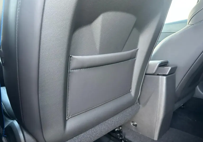 Détail du dossier de siège avant en cuir noir avec surpiqûres bleues dans une Renault Clio V Esprit Alpine 2025.