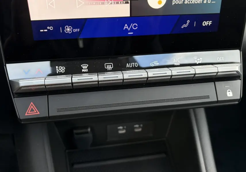 Gros plan sur la console centrale noire du Renault SYMBIOZ E-Tech 2025, avec commandes climatisation et écran tactile visible.