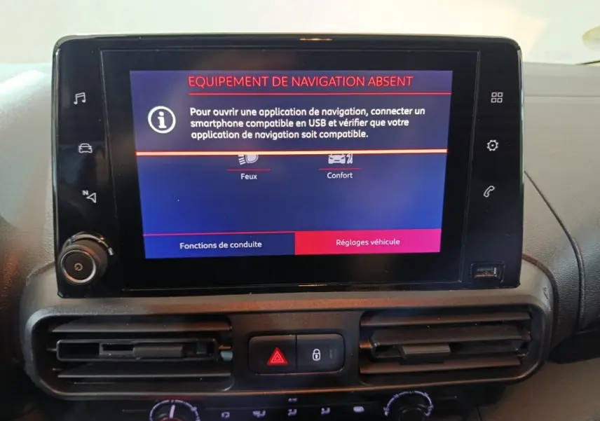 Écran tactile central du tableau de bord du Citroën Berlingo 2021 affichant un message d'absence de navigation.