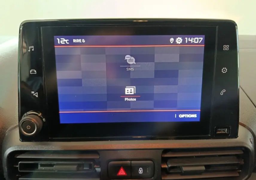 Écran tactile central du tableau de bord du Citroën Berlingo 2021 affichant les options SMS et photos.